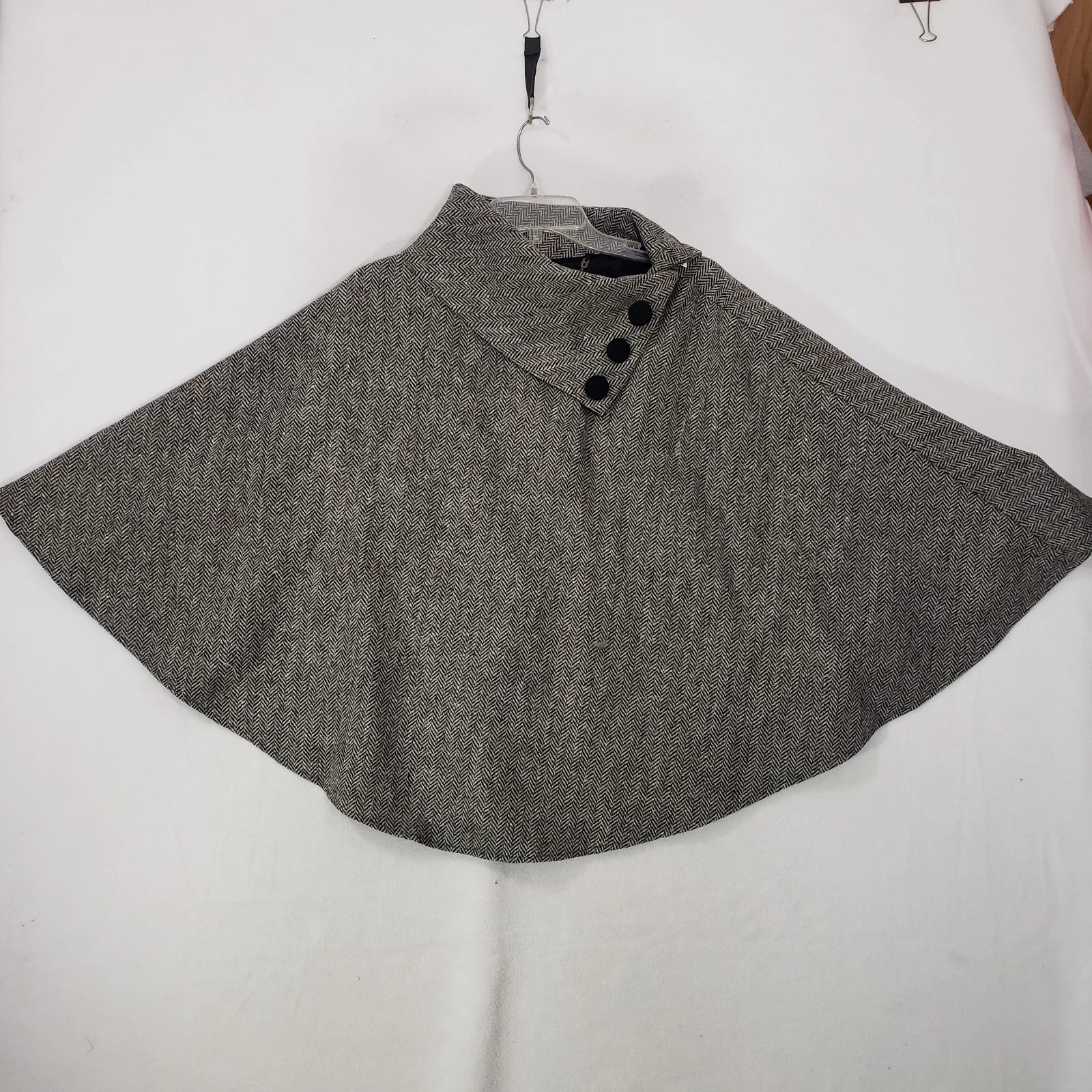 Mucros Weavers Tweed Poncho One Size 100% Irish Wool Gray Herringbone Print
Opens in a new window or