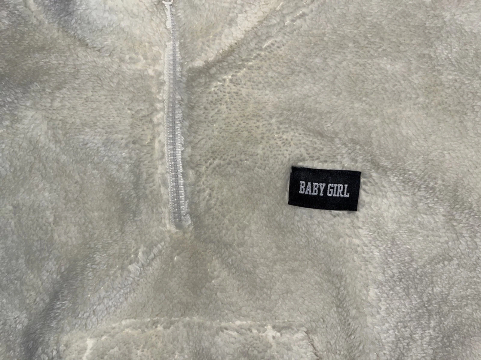 OFF WHITE Felpa maglione nuovo senza etichette senza marchio Fuzzy morbida cropped dice 'Baby Girl' mezza zip L