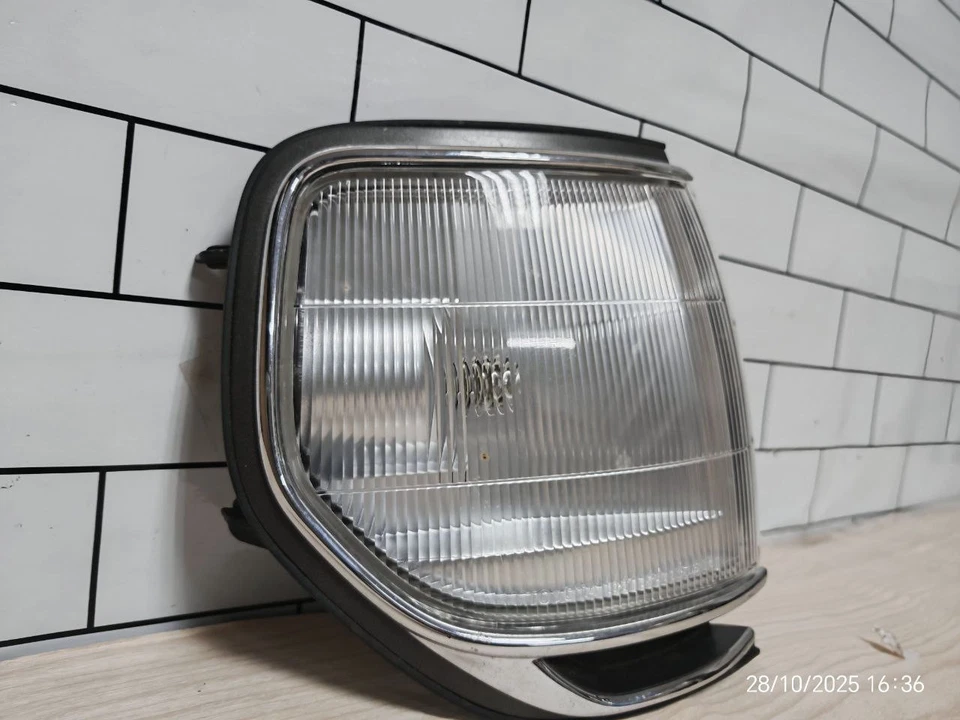 TOYOTA Land Cruiser LJ80 Corner light Lamp Right Only Genuine OEM 81610-60062 - Image 3 of 4