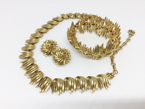 Vtg Lisner Set Gold Tone Flower Petal 3 Piece Parure Necklace, Bracelet, Clips