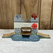 Thomas Wooden Railway Rolf s Castle Bridge 49 Working Gate w/ Ramp Tracks