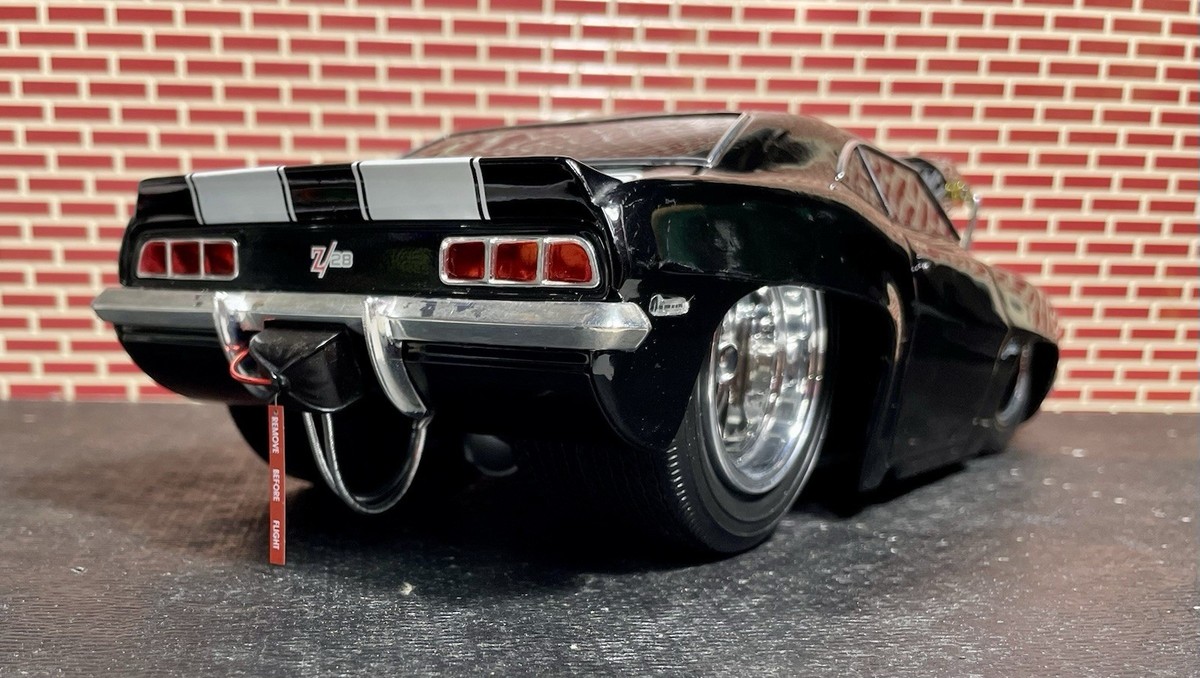 MUSCLE MACHINES 1/18 SLAMMED 69 CAMARO PRO MOD Z/28 W CHUTE