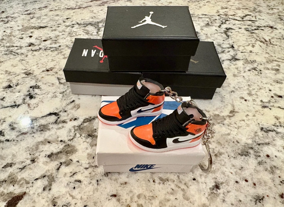 Mini Air Jordan AJ Zapatilla Entrenador Zapato Par Llavero Llaveros + Cajas Disponibles Foto 3 de 4