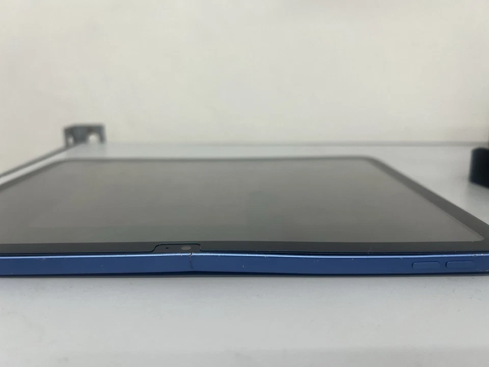 Apple iPad 10-го поколения с повреждением ЖК-дисплея и повреждением защитного стекла камеры - Изображение 3 из 4