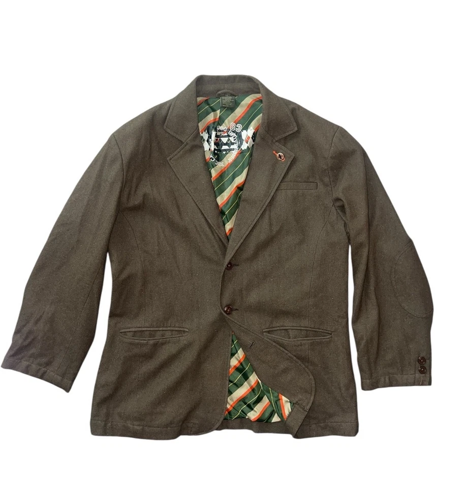 Jaqueta campus plugg university NYC faltando 1 botão na aba inferior. - Imagem 4 de 4