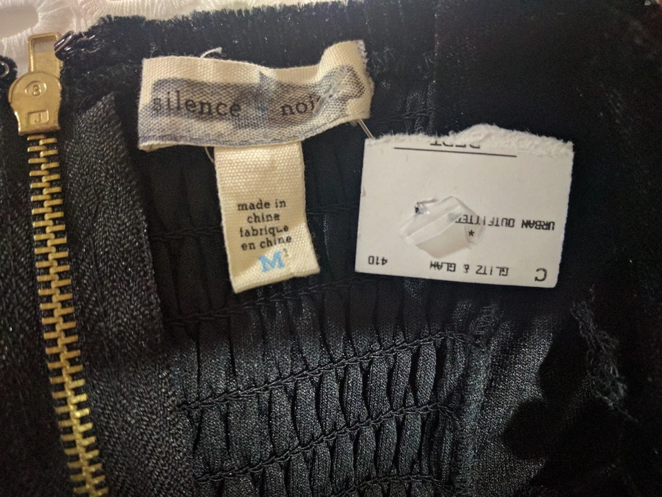 Nuevo Mini Vestido Urban Outfitters UO Silence + Noise Negro Terciopelo LBD Mediano Pequeño Foto 4 de 4