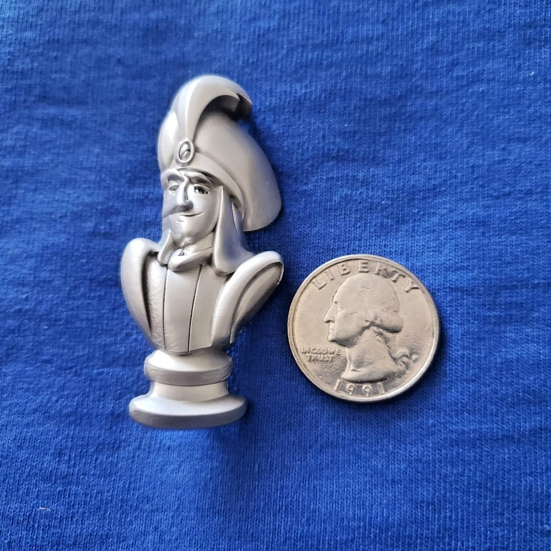 Aladdin - Hall of Sculpted Busts Series - Heroes vs Villains DISNEY PIN