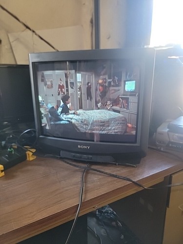 Sony Trinitron KV-20S20 20" CRT TV Piece Broken Off Cabinet