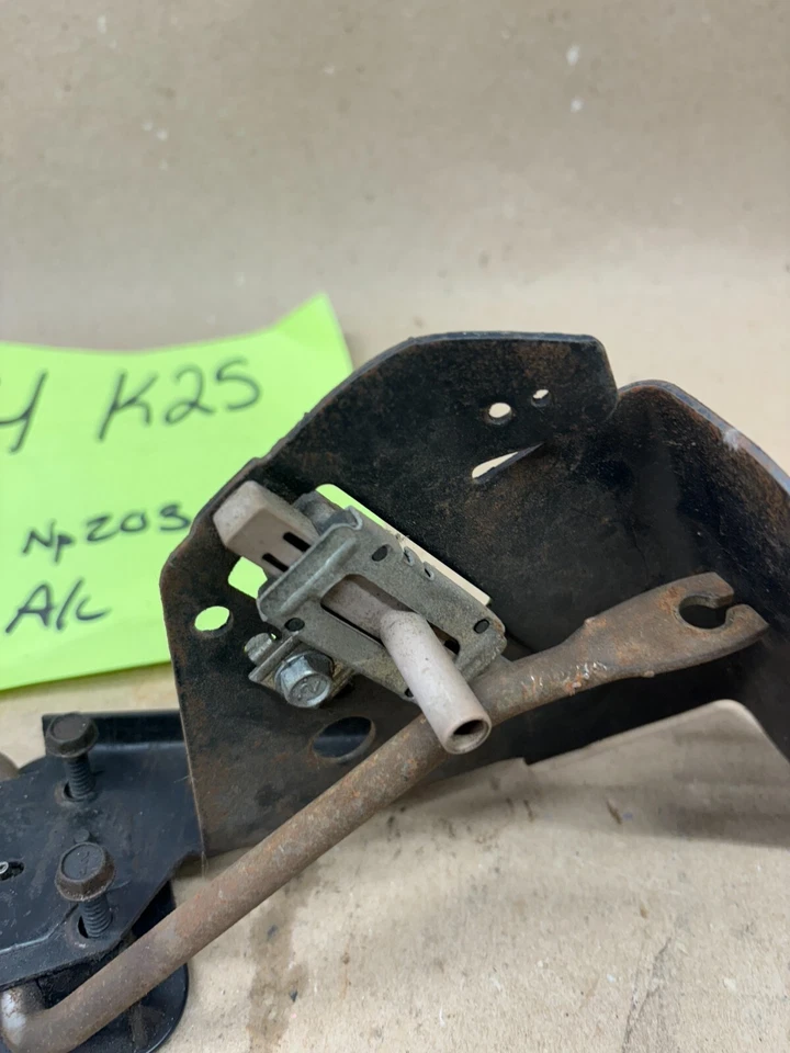 1981 1987 CHEVROLET GMC K10 K5 K20 K30 Throttle Pedal Assembly Mount Pad Bracket - Image 4 of 4