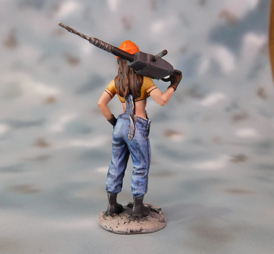 ⭐Work Girl Action Collectible Miniature 3D Figurine Plastic . 54mm 1/32 PAINTED⭐ - Image 4 of 4