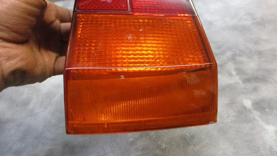 1976 - 1984 大众长袍和小木屋 1985 - 1993 尾灯左侧 — 第 2/4 张图片