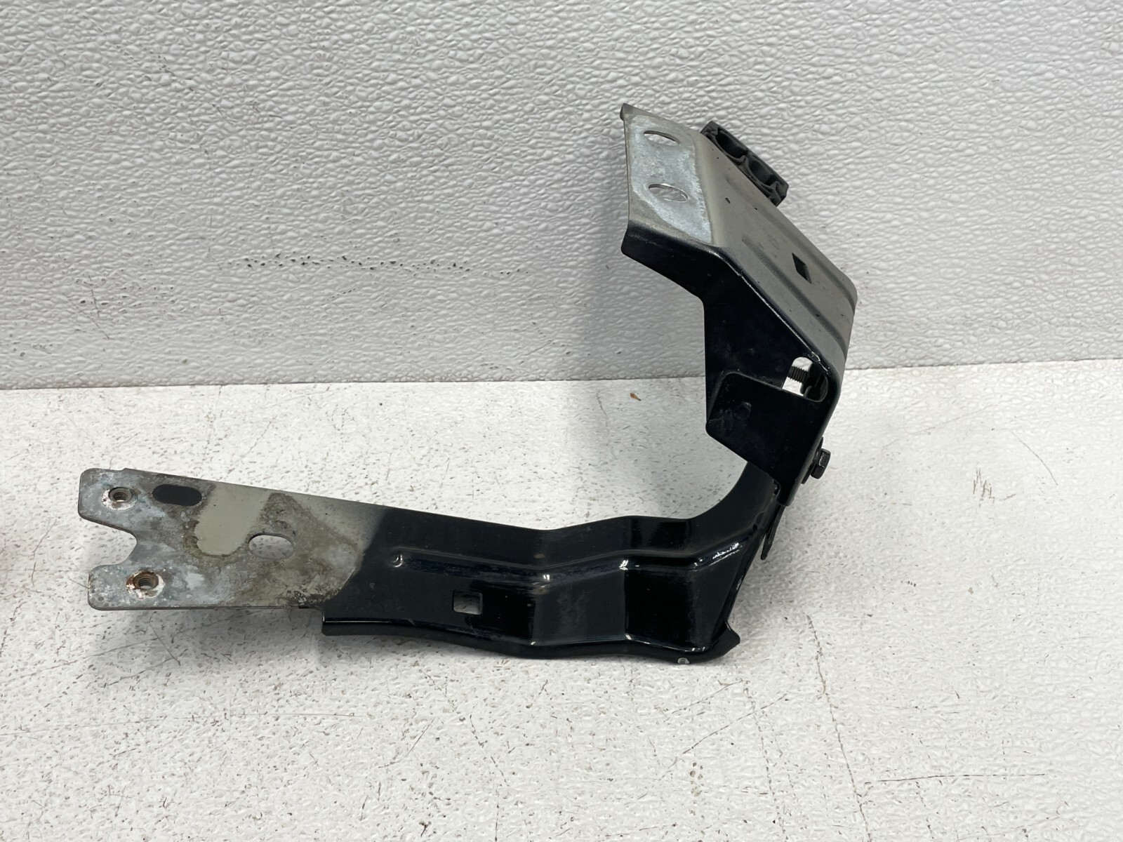 14-17 Maserati Quattroporte GTS Front Left Right Fender Bracket Set 1574 OEM