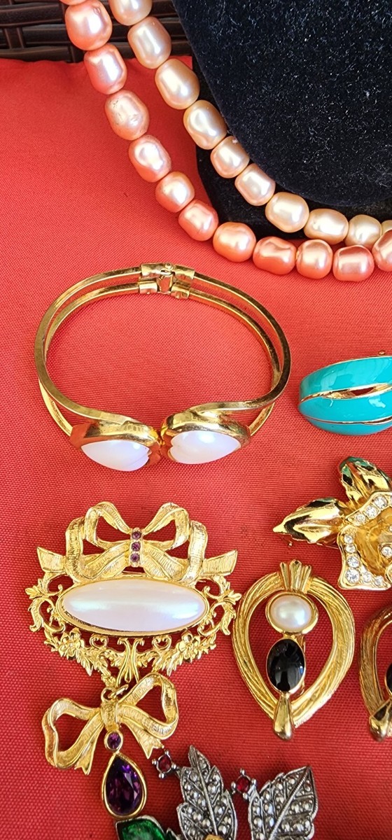 イヤリング ネックレス ベルト まとめ売り AVON、Elegance、他 Vintage Avon Jewelry Lot Earrings Brooches And Necklaces Pre Owned