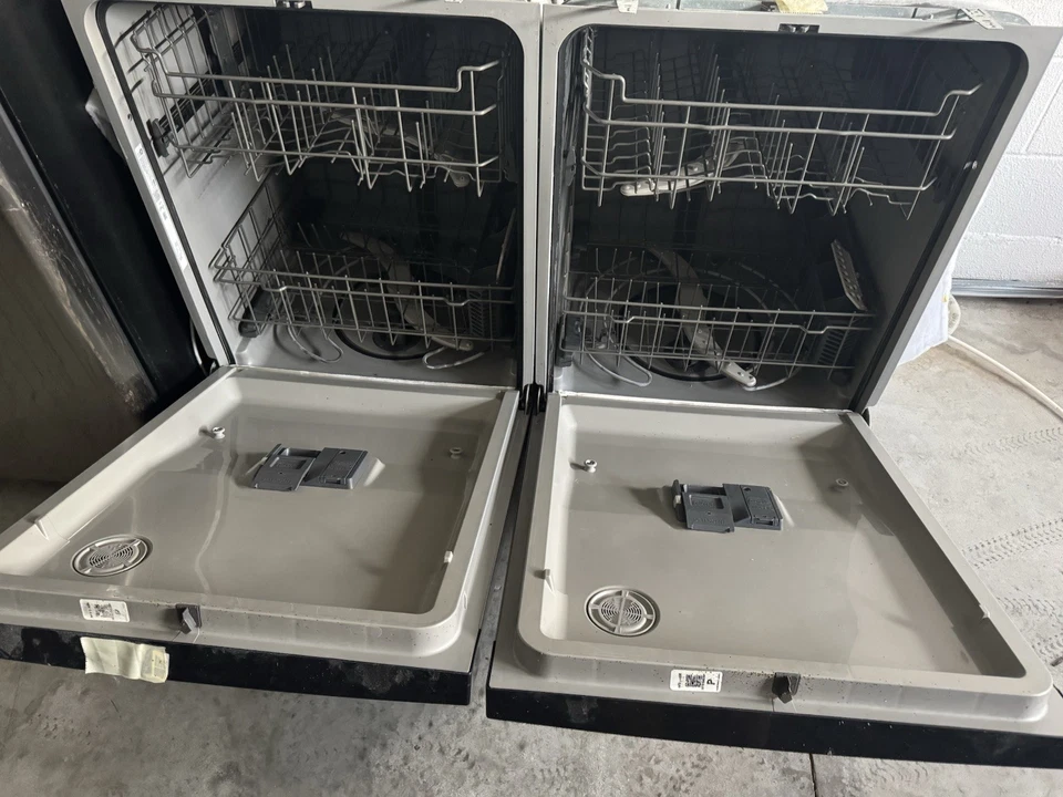 Máquinas de lavar louça duplas usadas. 2 anos de idade e pode ser vendido separadamente - Imagem 2 de 3