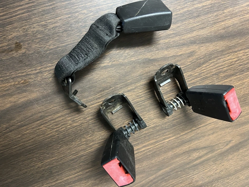 2004-2010 BMW E60 528i 525i 530i 545i 550i 535i 550 545 M5 пряжка ремня безопасности задний - Изображение 2 из 2