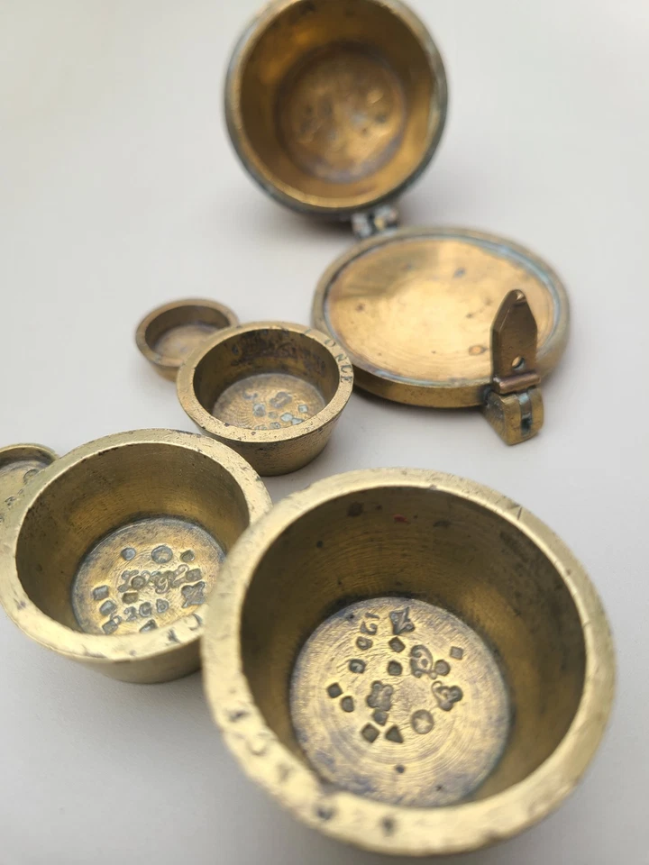 Ancien poids à godets en bronze – pile à godets marquée “1 LIVRE 500G CHATEL” – - Photo 4/4