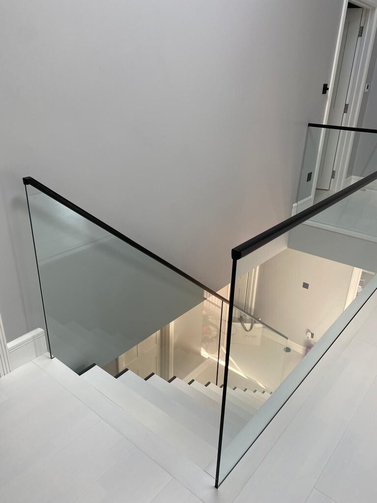 Straight Zigzag Staircase (Solid Oak Treads & Handrail, 12MM Glass