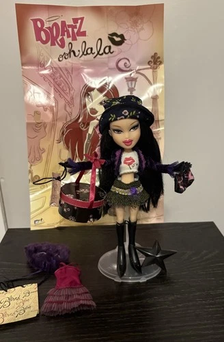 2005 MGA BRATZ Ooh La La Kumi Doll Complete Display Stand Included