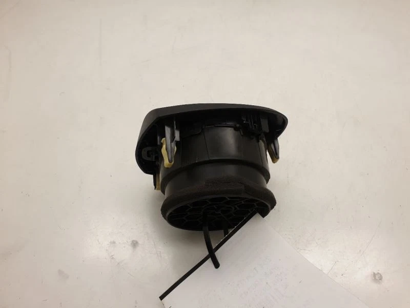 Toyota Prius C 2013 dos bisel del tablero del lado del conductor con ventilación Foto 3 de 4