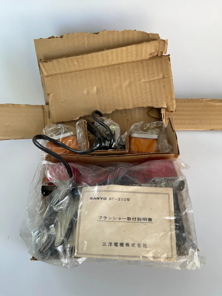 Luz trasera y intermitente Sanyo BT-310 NOS Japón ciclo intermitente raro y de colección Foto 3 de 4