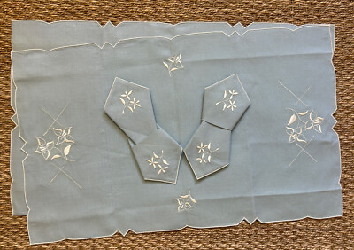 VINTAGE 1950er hellblau blumenbestickte Leinen 2 Tischmatten und 4 Servietten