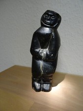 Inuit Eskimoska Art, Kanada, figurka kobiety rzeźbiona ze boczku, podpisana, 16 cm
