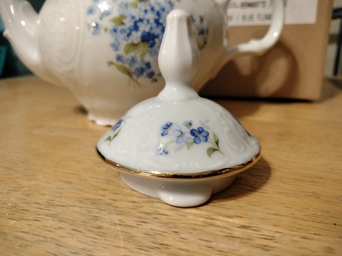 Bernadotte Forget Me Not Czech Fine Bone China teiera alta 7" - tutta nuova con scatola - Foto 7 di 19
