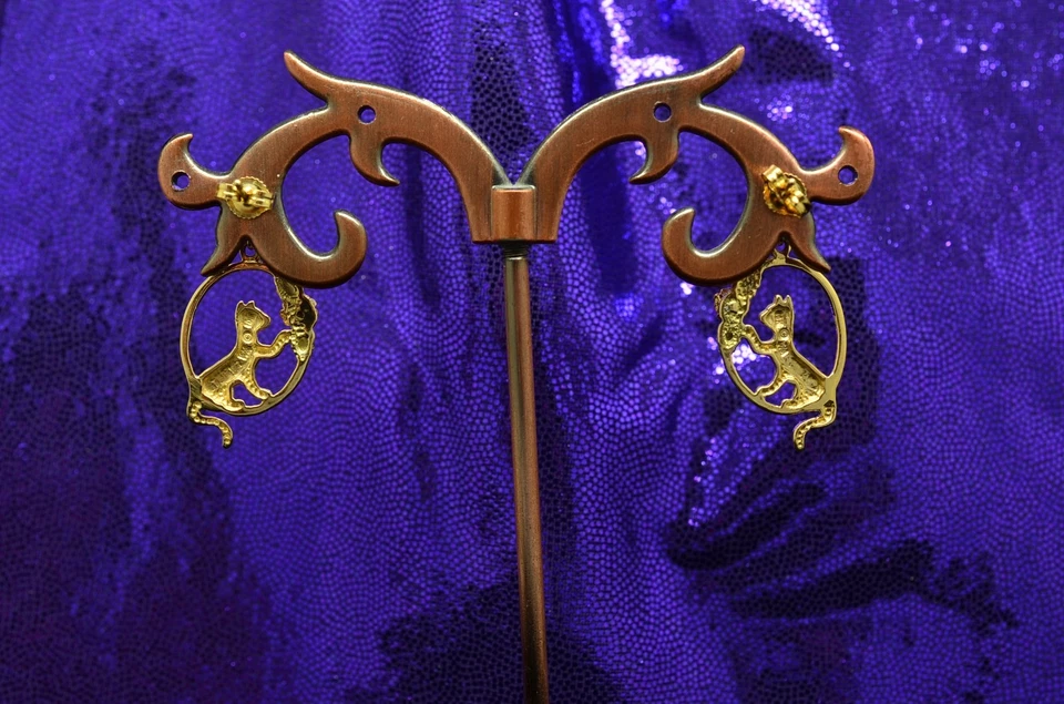 Pendientes de oro amarillo de 10 quilates con marco colgante para gatito gato colinas negras hojas de oro Foto 4 de 4