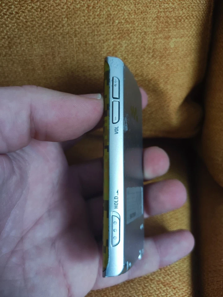 SONY WALKMAN NWZ-E463 DIGITAL MEDIA PLAYER VERDE CREMISI CAMO RARE MP3 RADIO FM - Immagine 4 di 4