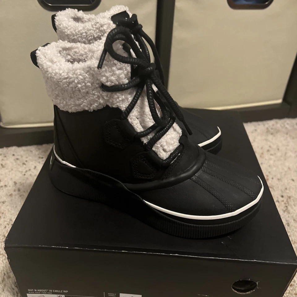 Botas impermeables con aislamiento de frío SOREL® 6 Out N About™ IV para mujer - negras/tiza Foto 2 de 4