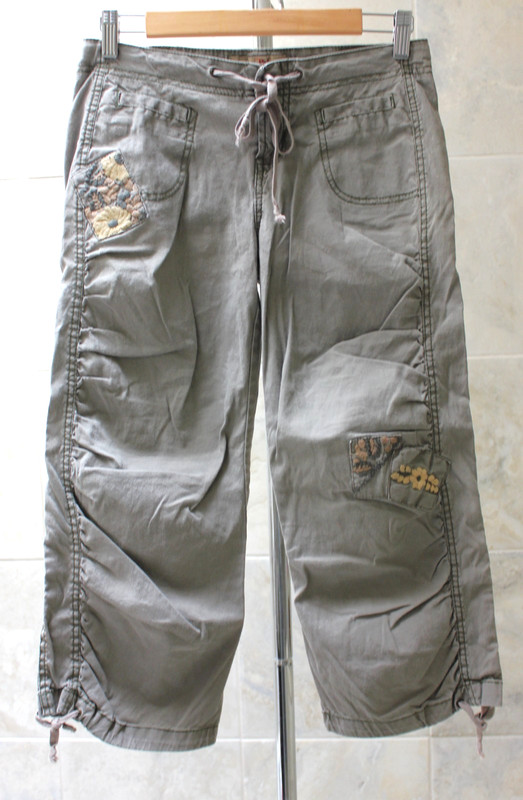 Vtg Y2K Paris Blues sz 3 (28x22) Army Green Embroidered Flowers Ruched Capri