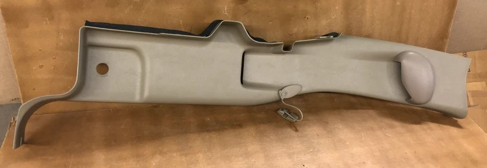 GMC Sierra C 2004 moldura de pilar (conductor) Chevy Silverado 2003-2006 Foto 4 de 4