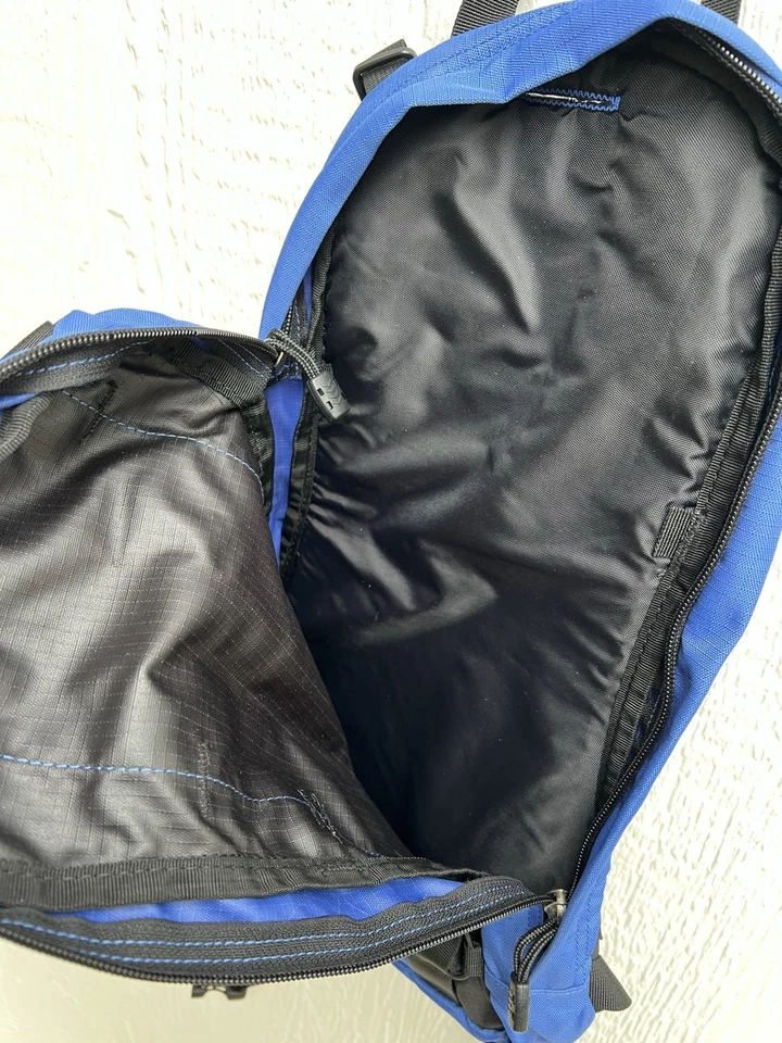 Mochila de senderismo de hidratación Eddie Bauer azul y negra Foto 4 de 4