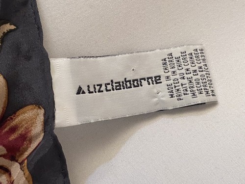 "Bufanda floral negra LIZ CLAIBORNE 100 % seda 29"" x 30""" - Imagen 3 de 5