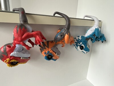 WowWee Fingerlings Untamed T-rex Scratch, iron jaw, ripsaw