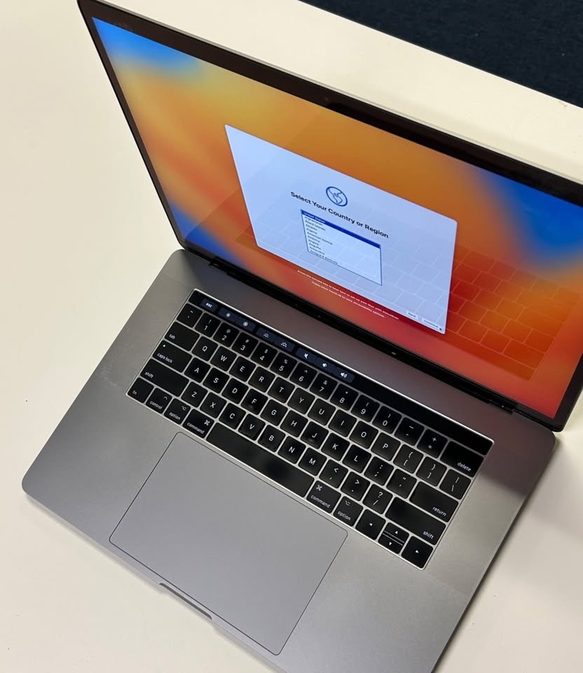 MacBook Pro 2017 15-inch 2.8 4-Core i7 16GB 512GB Radeon Pro 555x