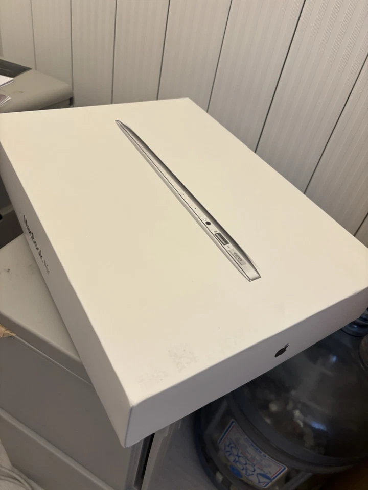 Apple MacBook Air 13.3  Laptop MD760B/A (2013) with Packaging.Perfect condition  - Image 3 of 4