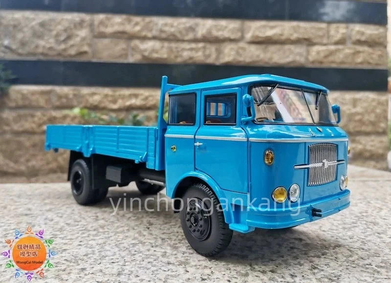 1:24 Sinotruk Huanghe JN150 8T Diecast Cargo Truck - Image 3 of 4