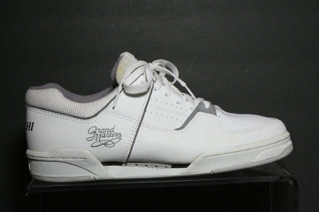 white casual trainers mens