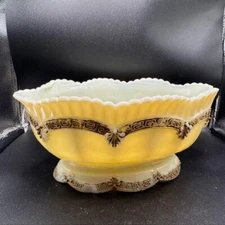 Antique Northwood Chrysanthemum Sprig Custard Glass Pagoda Large Berry Bowl (185