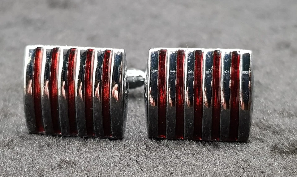 Par de gemelos esmaltados enchapados en plata - esmalte rojo exuberante - ciencia ficción futurista Foto 4 de 4