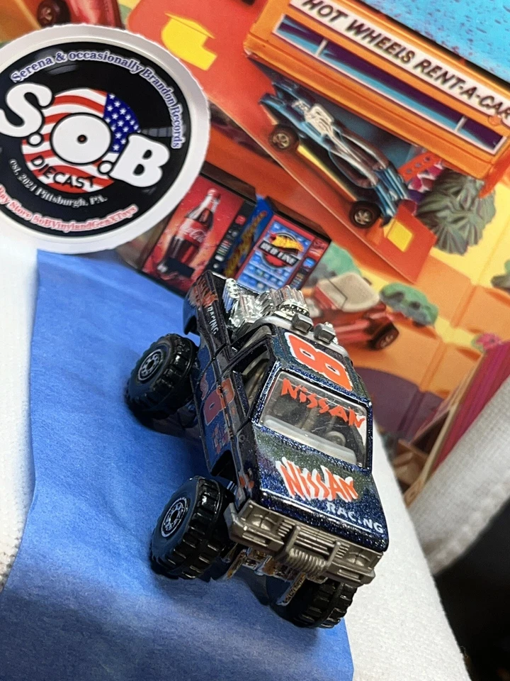 Nissan 1987 carrocería dura camioneta 4x4 azul fundido a presión 1:64 excelente estado Hot Wheels Foto 3 de 4