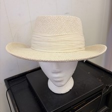 Damska czapka z siateczki w kolorze kremowym styl panama