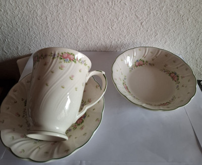 Nikko REGINA , großer  Kaffeebecher Henkelbecher 10,8 cm hoch, Ut + Schälchen