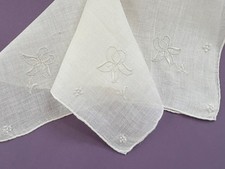 VINTAGE HANKY 1940s EMBROIDERED MADEIRA PORTUGAL FLORAL HAND ROLLED FRENCH KNOTS