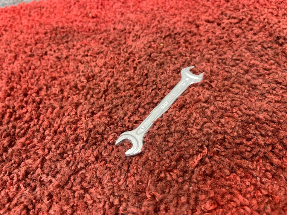 Kit de herramientas de maletero trasero BMW 2000-2006 E46 conjunto de panel OEM 67K Foto 2 de 4