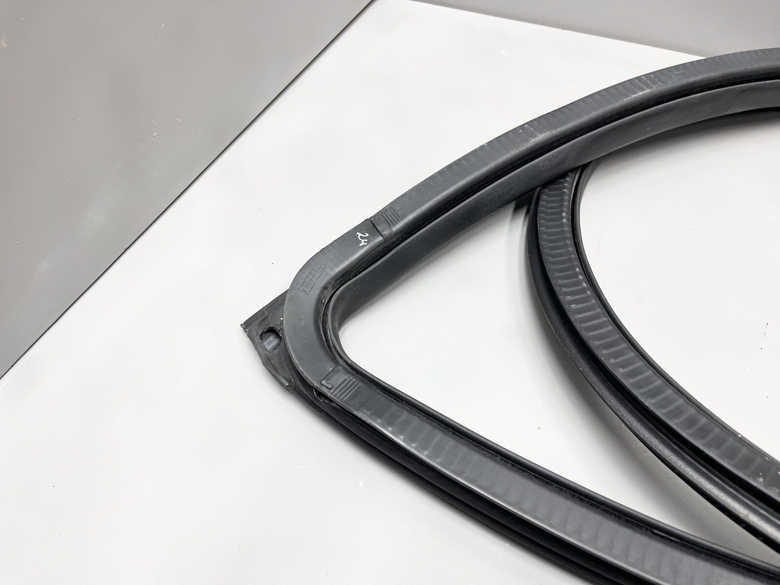 ⭐️2017-2020 MASERATI LEVANTE REAR LEFT SIDE DOOR BODY WEATHERSTRIP SEAL OEM