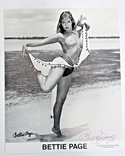 BETTIE SEITE 8X10 SIGNIERTES FOTO VON IHR & IHREM FOTOGRAFEN BUNNY YEAGER MIT COA