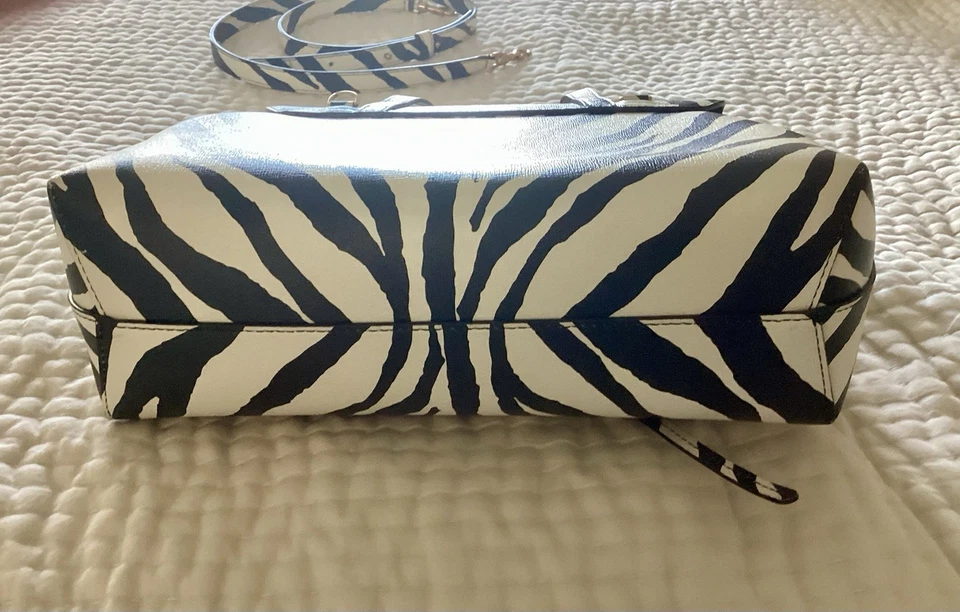 Bolsa feminina de couro Mansur Gavriel com estampa de zebra, alça tiracolo destacada, em excelente estado usado - Imagem 3 de 4