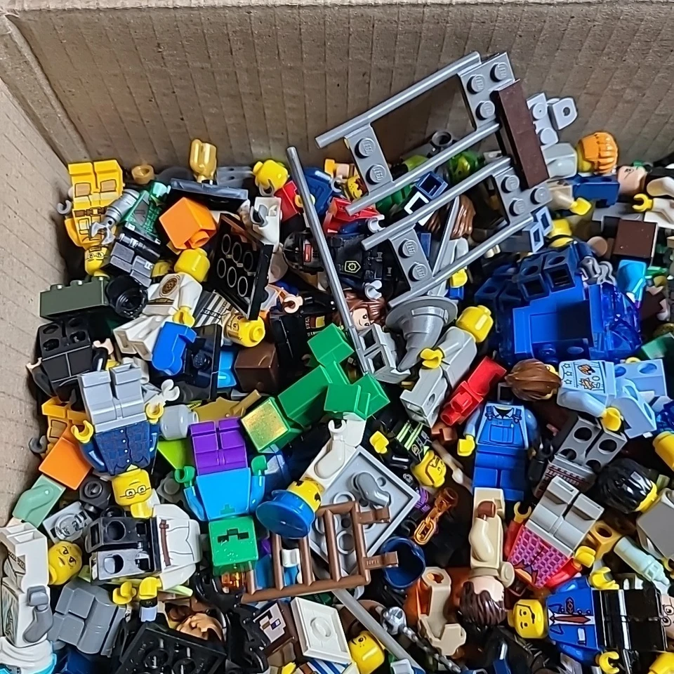 Lego Lote de Minifiguras Misceláneas - 2 Libras - Torsos Piernas Cabezas y Armas #4 Foto 2 de 4